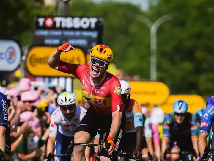 WAERENSKJOLD gana en la etapa más rápida del TOUR - Fondo