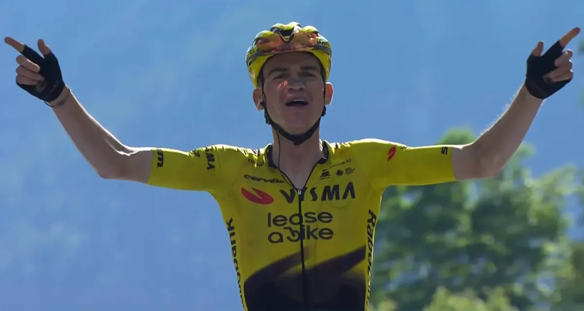 🇺🇸 El estadounidense Kuss, gana la etapa del giro y completa el Trébol del Word Tour.  - Fondo