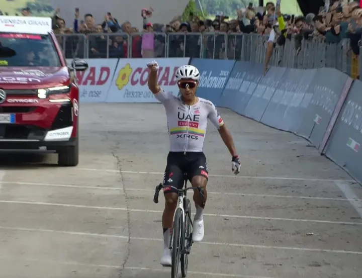GIRO DE ITALIA. Banquete de aplausos para Jonathan en Fermo - Fondo