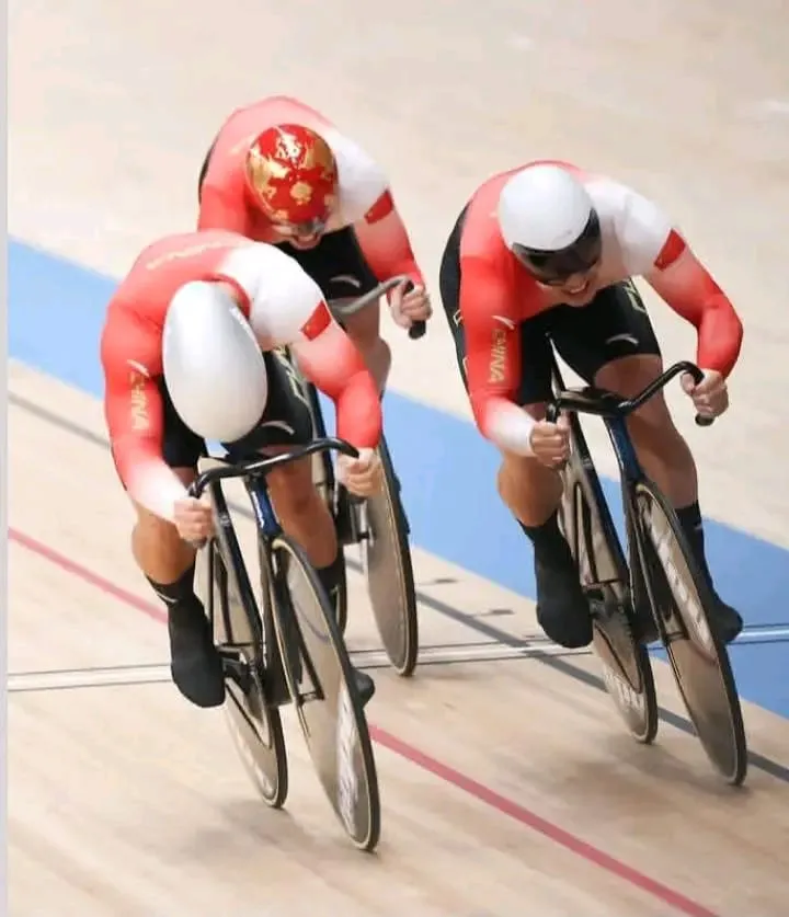 Ciclistas vuelan en la pista Mundial del Velódromo de Chongming