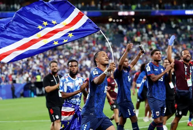 CABO VERDE festeja y URUGUAY se marcha golpeado - Fondo