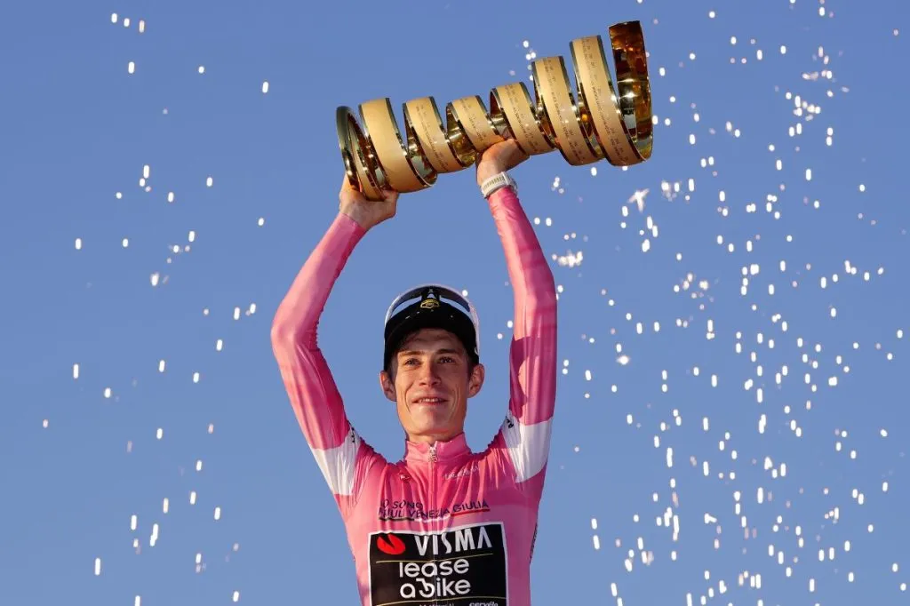 Título para JONAS VINGEGGARD y a la galeria de ilustres del GIRO - Fondo