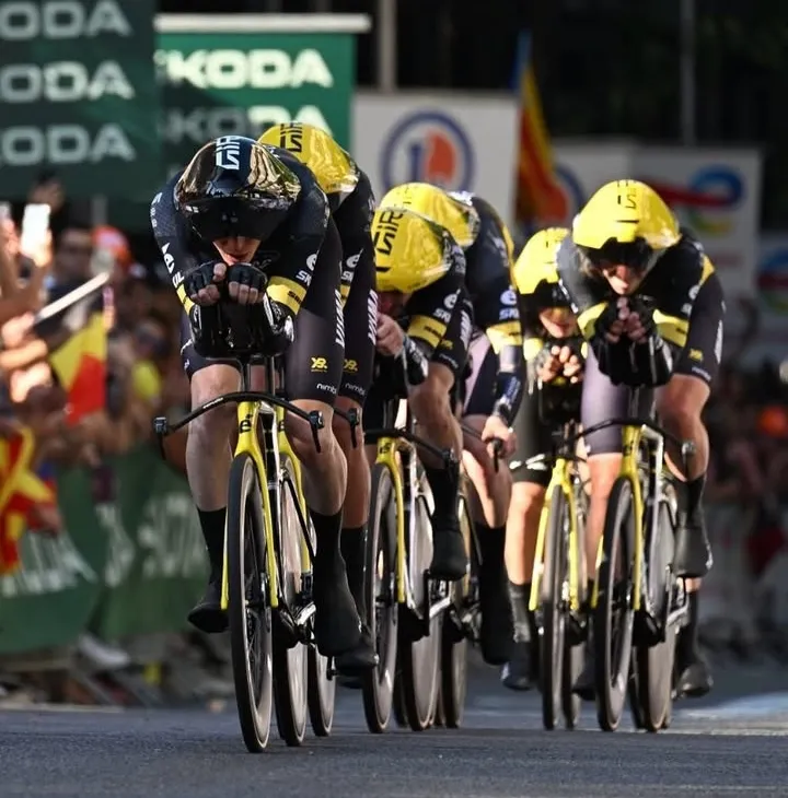 VINGEGAARD DA EL PRIMER GOLPE EN EL TOUR  - Fondo