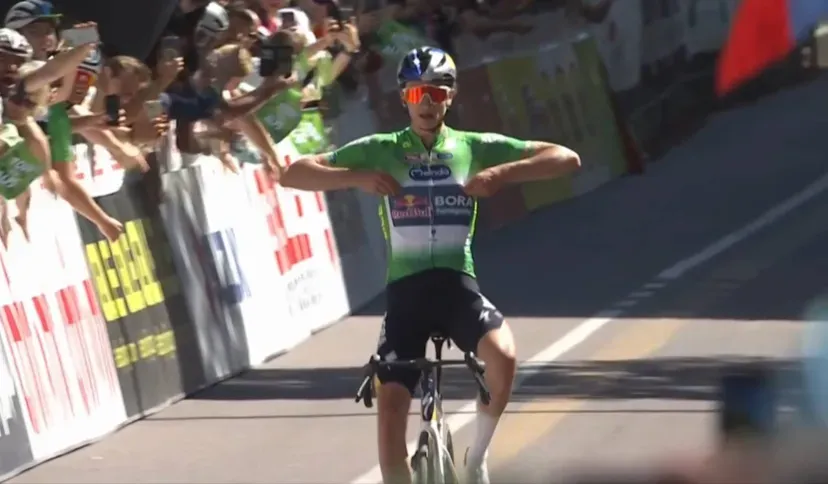 Giulio Pellizzari Tour de los Alpes, Bernal Sub Campeon. - Fondo