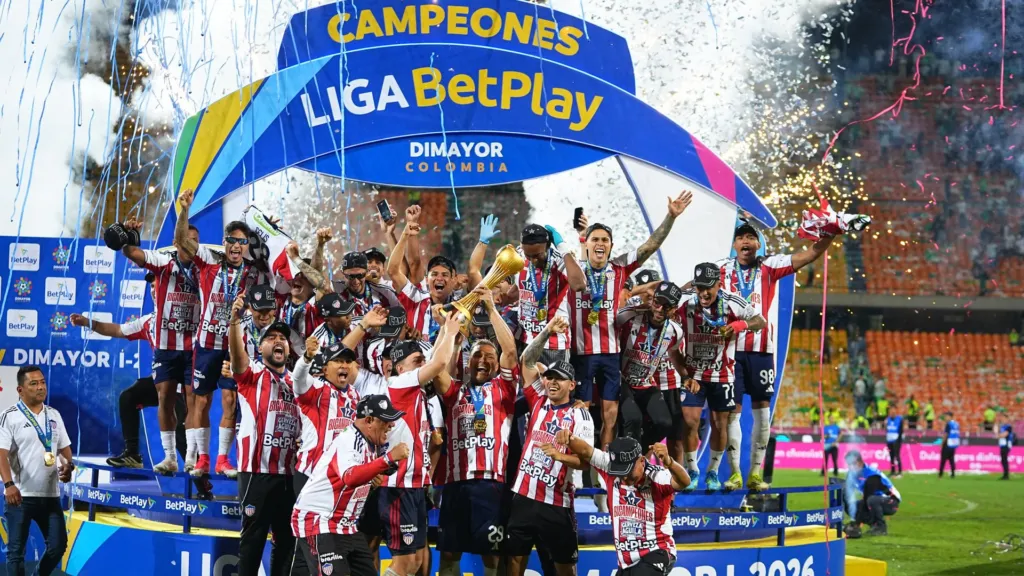 JUNIOR vuelve levantar un título y la estrella 12 en Medellín  - Fondo