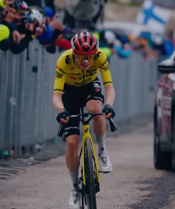 GIRO DE ITALIA. VINGEGAARD aceleró a fondo en el ascenso al Blockhaus - Fondo